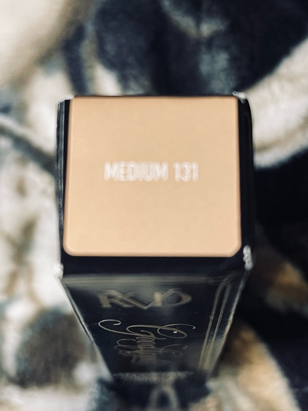 KVD Medium 131 Good Apple Lightweight Full-Coverage Concealer - Picture 4 of 5